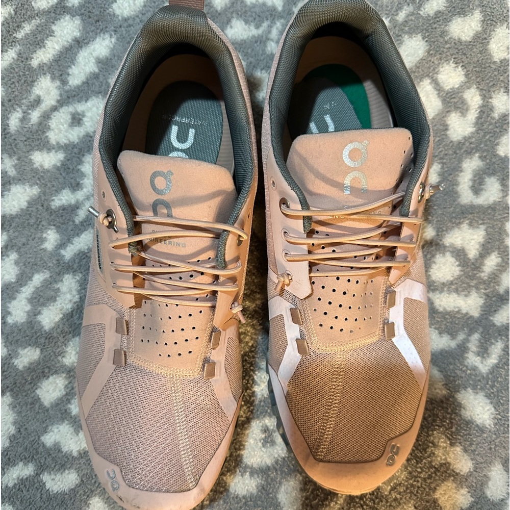 On cloud Pink sneakers
